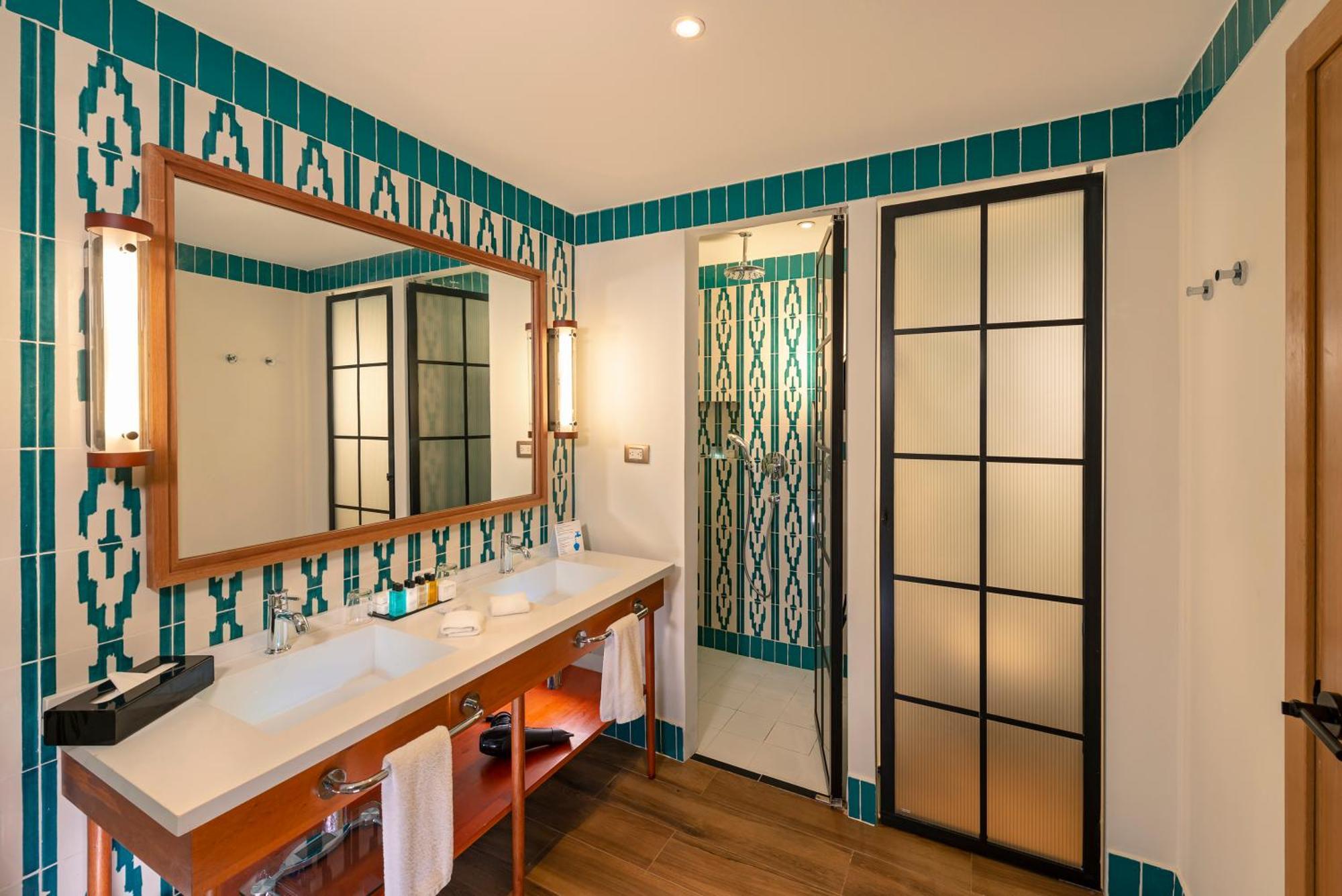 Junior Suite Corner Waterpark Side Single